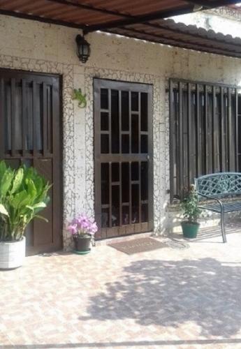 Vendo casa Grande en buen barrio Vehícular, cerca a todo