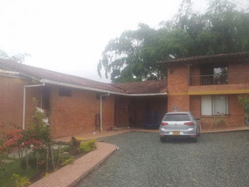 Vendo casa en condominio campestre via a Armenia Barata