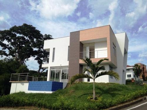 Vendo hermosa casa campestre en condominio cerca a la Ciudad
