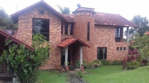 Con un estilo diferente, vendo hermosa casa campestre en condominio de Cerritos