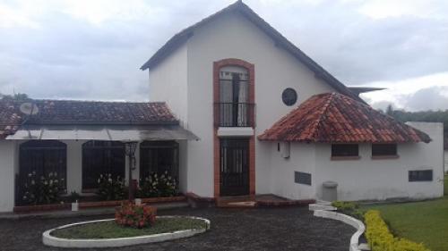 Con excelente lote para seguir construyendo vendo hermosa casa en condominio campestre