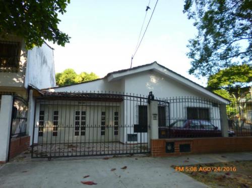 Vendo casa amplia con 2 apto-estudios independientes