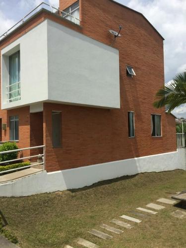 Vendo casa 3 niveles esquinera dentro de conjunto residencial de la Av Sur