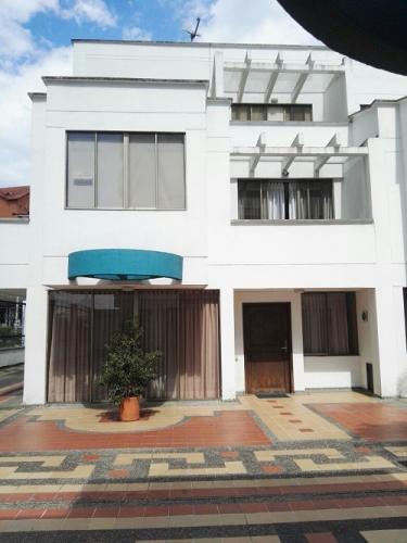 Vendo casa 3 niveles esquinera en conjunto residencial de Pinares