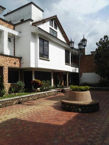 Amplia y acogedora casa de 3 niveles conjunto residencial de pinares, estrato 6.