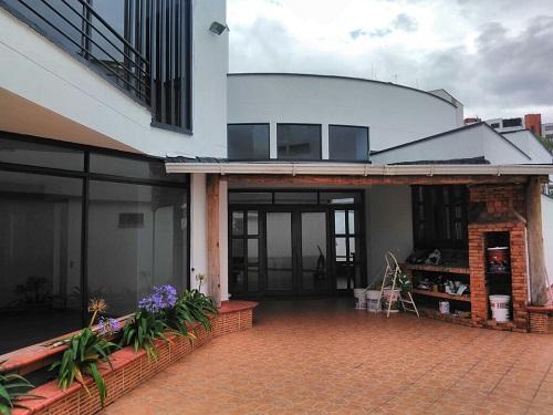Vendo casa lujosa en conjunto residencial de Pinares, estrato 6. 