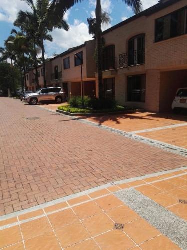 Vendo casa duplex en excelente conjunto residencial de Alamos Pereira.