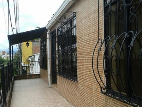 Vendo casa 1 planta barrio el jardin 1, peatonal cerca al Colegio Inem Felipe Perez