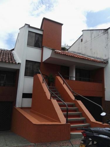 Hermosa casa 3 niveles, conjunto residencial de pinares, Estrato 6.