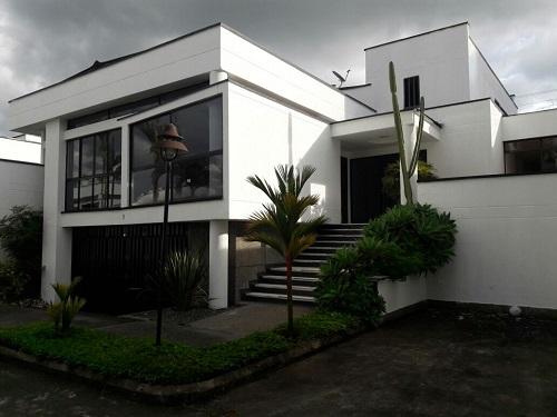 Hermosa casa duplex en conjunto residencial de Pinares. Estrato 6
