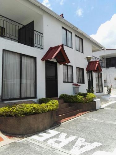 Casa 3 niveles en conjunto residencial de la Av Sur Pereira