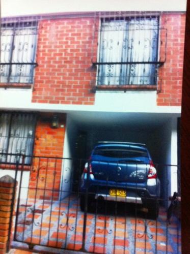 Vendo casa duplex vehícular barrio San fernando la Playa sector Cuba