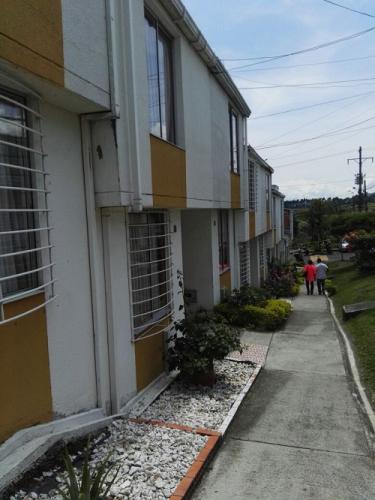 Vendo casa duplex barata en conjunto cerrado cerca al Aeropuerto