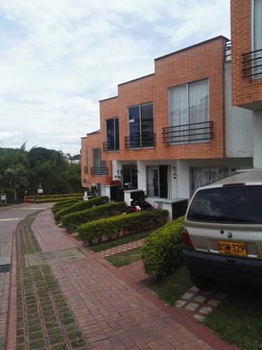 Vendo casa 3 niveles conjunto cerrado cerca al estadio