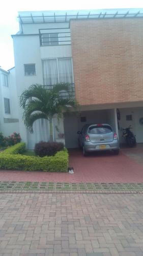 Vendo casa 3 niveles conjunto cerrado detras del estadio
