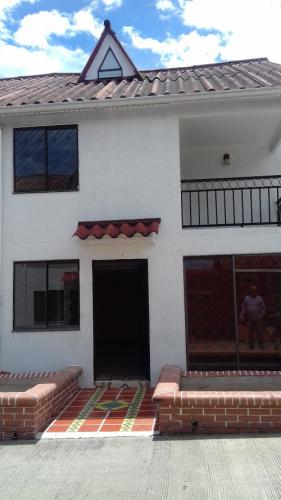 Vendo casa 3 niveles conjunto cerrado remodelada
