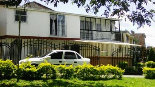 Vendo casa duplex vehicular  con punto de negcio