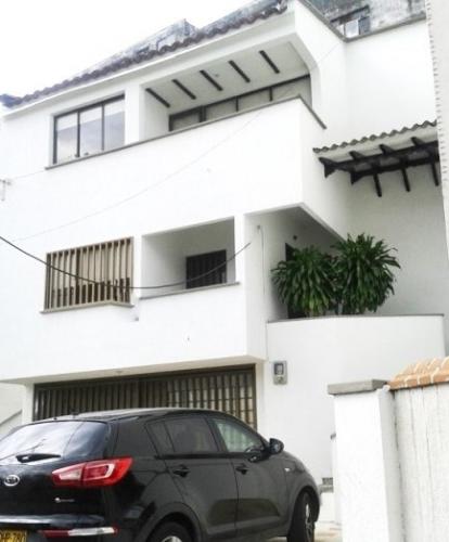 Vendo casa grande en excelente barrio de Pereira, estrato 5