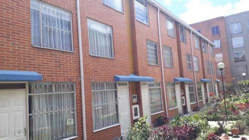 VENDO CASA B. CSTILLA TRV 73 No 11B - 33
