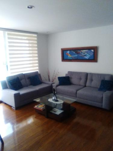 Apartamento La Felicidad - La Cascada (Club House), parqueadero cubierto. Excelente ubicación cerca Av. Boyacá