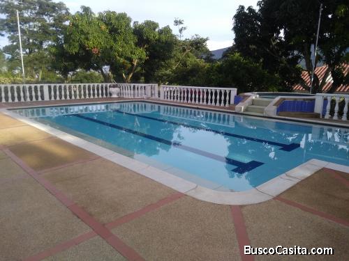 Casa Quinta sobre via ppal a Chinauta 2080 mtrs2 ,con Piscina Propia