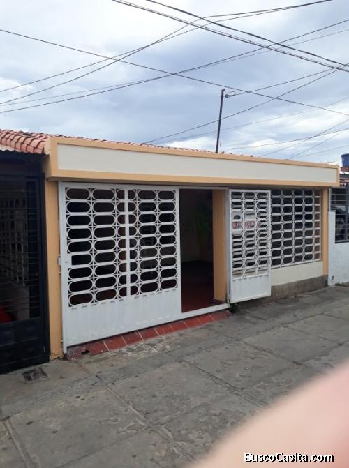 Casa de tres Hab,un baño, porche,estacionamiento,tendedero,