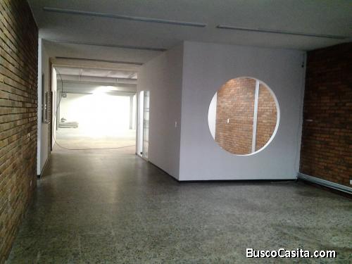ARRIEND0 BODEGA /OFICINAS 442 M2 CIUDAD JARDÍN NORTE