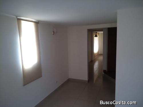 SE VENDE CASA ESQUINERA 95MTS2 CONSTRUIDOS 3 PISOS NORTE BOGOTA CERCA AV CALLE 183 Y CC SANTAFE