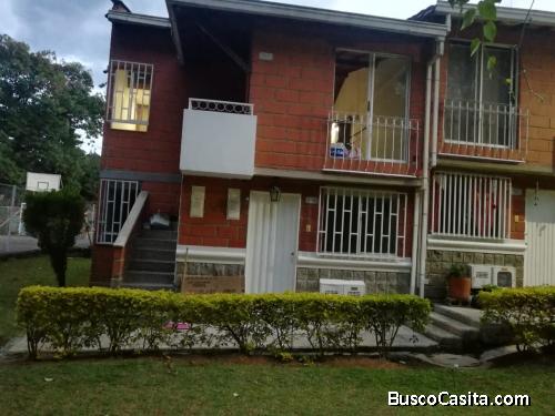 Casa 2 piso en unidad cerrada