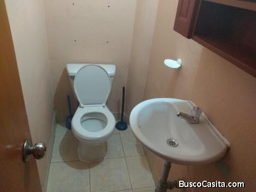 Se arrienda apartamento con patio cubierto una habitación sala cocina sala comedor antejar dcubierto