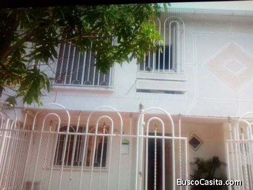 Arriendo casa de 2 plantas en Campo Alegre 