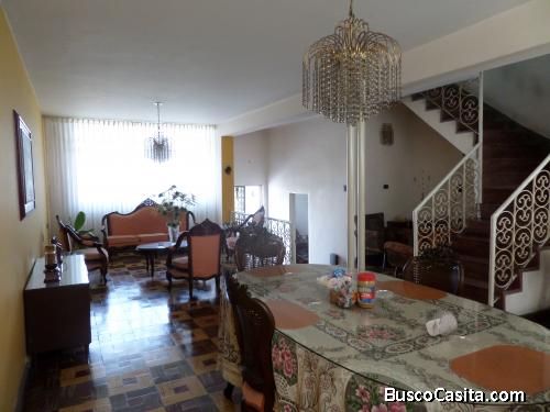 VENDO CASA DE 3 NIVELES EN MIRAFLORES