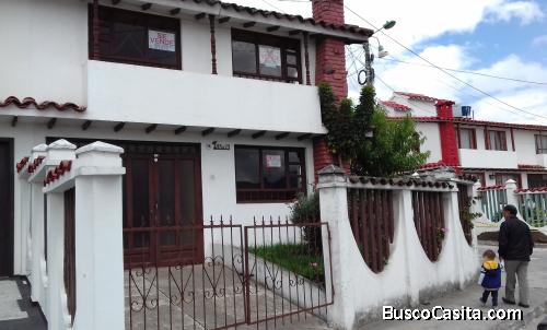 Venta de casa esquinera de dos pisos con ante jardín 