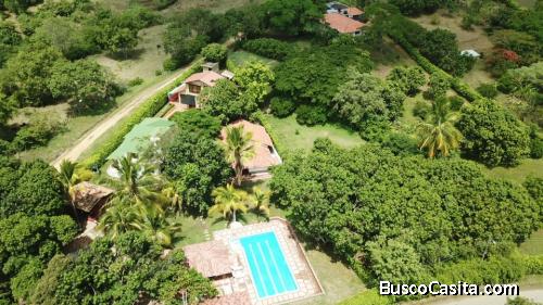 AISLADA pero cerca al pueblo, HERMOSA FINCA, TRES LINDAS CASAS Y PISCINA, EXCELENTE PRECIO (VENTA)