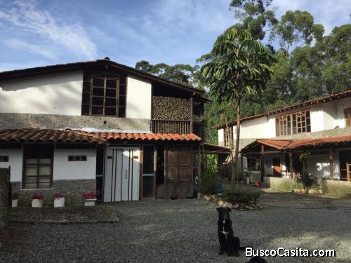 Casa finca ubicada en la Parcelación Monte azul en la vía variante hacia Caldas 