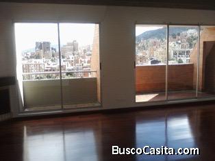 Hermoso apto duplex 3 hab  con CHIMENEA y 3 garajes en CHAPINERO ALTO 