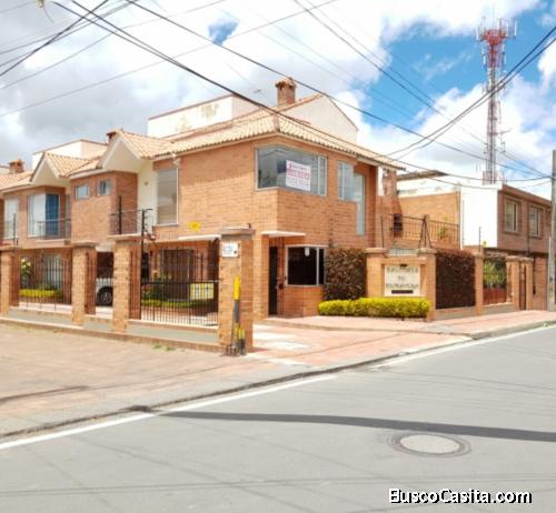 Espectacular casa de 3 pisos ubicada en Chia de 165 mt, conjunto cerrado