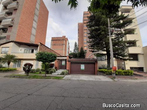 Casa bonita, amplia. Adecuada para empresa u oficinas. Cerca a Unicentro .