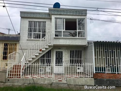 VENTA DE EXCELENTE CASA BIFAMILIAR 120M2