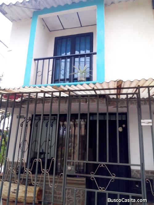 SE VENDE CASA ESQUINERA DOS PISOS