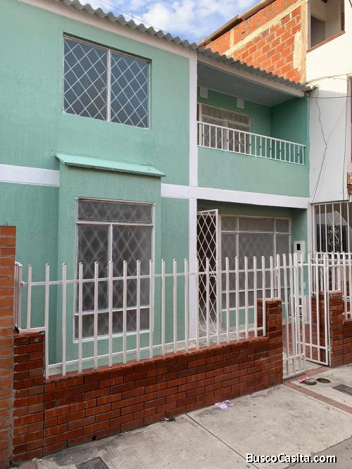 Vendo casa grande. Dos pisos, tres habitaciones, tres baños.