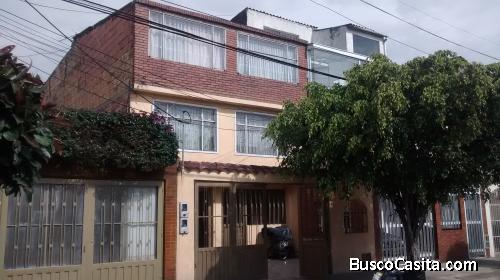 VENTA CASA CON RENTA DE TRES AMPLIOS APARTAMENTOS