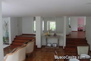 Precio de OPORTUNIDAD excelente ubicación! Amplios espacios !!! 