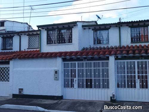Hermosa casa de dos pisos en el norte de Bogotá zona residencial