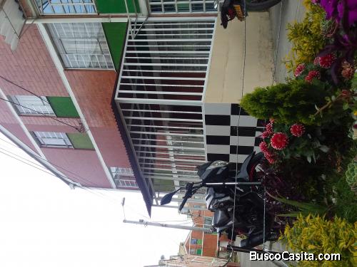 Casa de 3 pisos, con parqueadero privado para motos y comunal para vehículo, en conjunto cerrado.