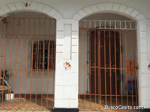 VENDO CASA VIEJA EN MANGA ESQUINA CON LOCAL COMERCIAL