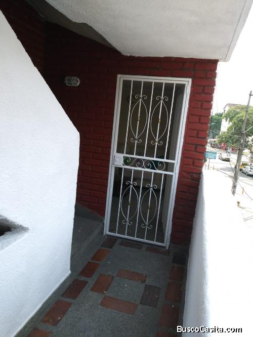 Apartamento 3er piso, sobre calle principal los Alcázares, cerca a Calle 70