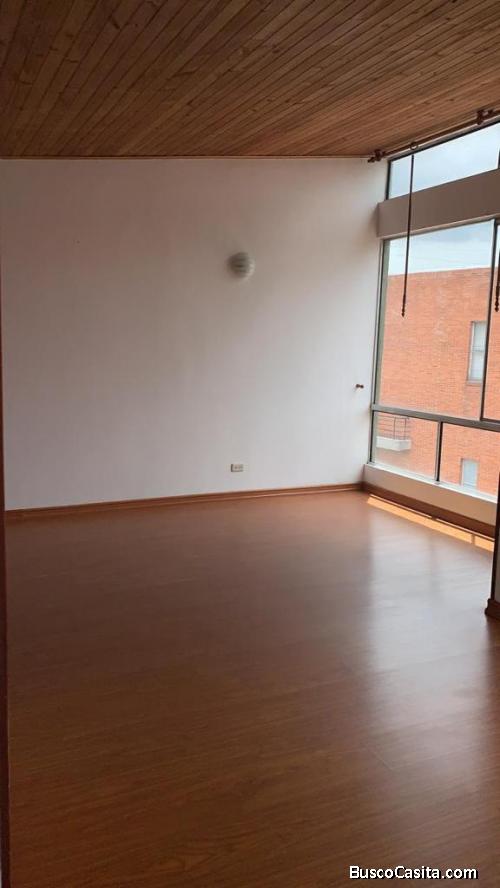 Frente al centró comercial de Hayuelos 