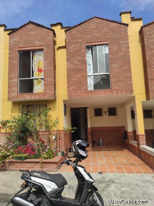 VENĎO CASA AMPLIA EN RODEO BAJO