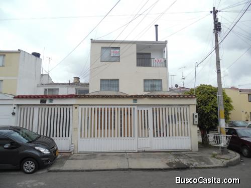 HERMOSA CASA TRES NIVELES REMODELADA BIEN UBICADA en Colombia